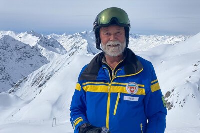 100 Jahre "Der Zauberberg" - Mit Hans Castorp durch Davos - Skilehrer Beat Däscher vor dem Bergpanorama auf dem Weissfluhjoch (2.693 Meter). Wie schnell Hans Castrop sich im Roman das Skifahren beibringt, erscheint ihm "verkürzt dargestellt".