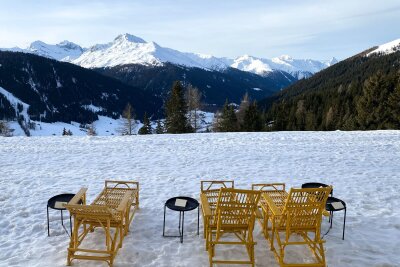 100 Jahre "Der Zauberberg" - Mit Hans Castorp durch Davos - Uralte Rattenliegen vor Bergpanorama: Nach Auskunft von Direktor Bernardo sind die Bestände des Hotels größtenteils noch die Originale, die die Sanatoriumsgäste früher für die Liegekur benutzten.