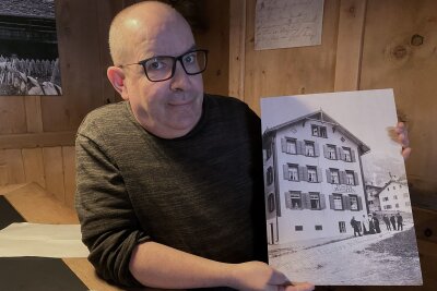 100 Jahre "Der Zauberberg" - Mit Hans Castorp durch Davos - Direktor Benjamin Schibli zeigt ein Bild, das sein Haus, das "Hotel Ducan", noch als "Curhaus Monstein" zeigt.