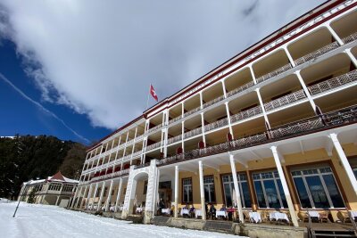 100 Jahre "Der Zauberberg" - Mit Hans Castorp durch Davos - Blätternde Jugendstilfassade des "Berghotel Schatzalp": "Wir sind ein lebendes Museum, wir wollen das erhalten", sagt Direktor Paulo Bernardo.