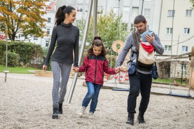 100 Jahre Weltspartag: Angebote kritisch hinterfragen - Zum Weltspartag locken wieder viele Geldinstitute Eltern und Kinder in die Filialen - sie können das Taschengeld aus der Spardose einzahlen.