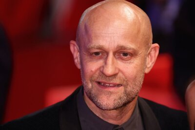 100 Liegestütze mit 56 Jahren: Warum Jürgen Vogel so hart trainiert - "Ich brauche es als psychischen Ausgleich, weil ich eine hyperaktive Person bin": Jürgen Vogel (bei der Berlinale 2024) spricht in einem Interview über Sport und seine Haltung zum Älterwerden.