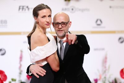 100 Liegestütze mit 56 Jahren: Warum Jürgen Vogel so hart trainiert - Sportskanone und Starschauspieler: Jürgen Vogel (mit seiner Partnerin Natalia Belitski, im Mai beim Deutschen Filmpreis in Berlin) hält sich mit großer Leidenschaft fit. 