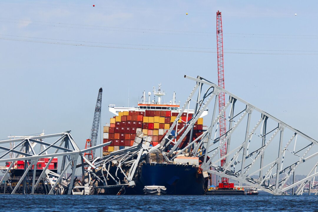 100-Millionen-Zahlung nach Brückeneinsturz in Baltimore - Die eingestürzte Francis-Scott-Key-Brücke liegt auf dem Containerschiff "Dali" (Archiv). Der Frachter wurde im Mai von der Unfallstelle geschleppt. (Archivbild)