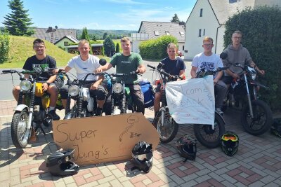 1000 Kilometer Roadtrip zur Ostsee: Sechs Freunde auf der Simson - Oskar (2. von rechts) und seine Kumpels haben mit ihrer Simson-Tour an die polnische Ostsee etwas erlebt, das sie für immer in Erinnerung behalten werden. 