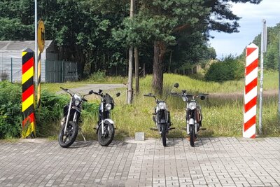 1000 Kilometer Roadtrip zur Ostsee: Sechs Freunde auf der Simson - An der Grenze zwischen Deutschland und Polen.