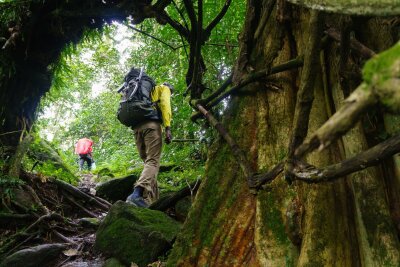 11 wichtige Dinge, die Sie zum Wandern brauchen - Mehr Komfort beim Trekking: Gerade in warmen Ländern kommt es auf atmungsaktive Kleidung an.