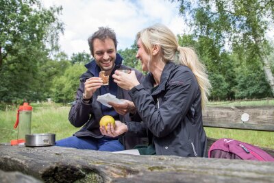 11 wichtige Dinge, die Sie zum Wandern brauchen - Trinken und Essen einpacken: So wird die Wanderung zum Genuss.