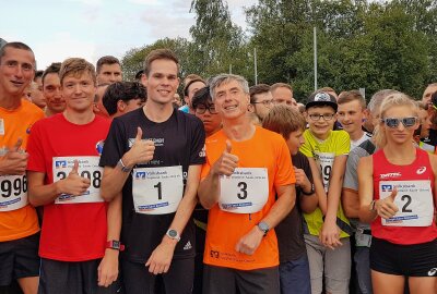 12. Firmenlauf in Plauen: 4.000 Starter aus 280 Firmen - Der Vorstand der Volksbank Vogtland-Saale-Orla eG, Andreas Hostalka (Mitte, Startnummer 3), wünscht allen Teilnehmern viel Erfolg! Foto: Karsten Repert