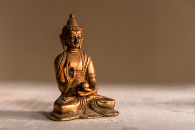 13 spirituelle Symbole und ihre Bedeutungen - Der Buddha symbolisiert eine Person, die Erleuchtung, das Bohdi (Erwachen), aus eigener Kraft fand. Der Begriff kommt aus dem Buddhismus und entstammt der Lebensgeschichte des indischen Siddharta Gautamas, dem Mitbegründer der Religion.  Die Reinheit und Vollkommenheit des Geistes steht an erster Stelle.