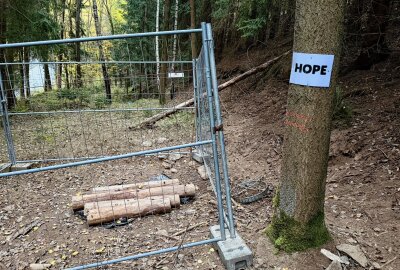 14 Tage Hoffen und Bangen: Freunde im Ungewissen über das Schicksal des vermissten Erzgebirgers - Neben dem Stolleneingang steht ein Stock in den Boden gerammt. Foto: Daniel Unger