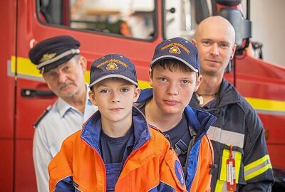 140 Jahre Freiwillige Feuerwehr Niederschmiedeberg und 30 Jahre Jugendfeuerwehr - Yven Schönherr, Leon Hetze, Maunel und Jürgen Schönherr (von vorn) sind drei Generationen einer Familie, die zur Freiwilligen Feuerwehr Niederschmiedeberg gehören. Foto: Jan Görner