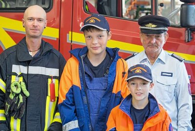 140 Jahre Freiwillige Feuerwehr Niederschmiedeberg und 30 Jahre Jugendfeuerwehr - Manuel Schönherr, Leon Hetze, Yven und Jürgen Schönherr (v.l.) sind drei Generationen einer Familie, die zur Freiwilligen Feuerwehr Niederschmiedeberg gehören. Foto: Jan Görner