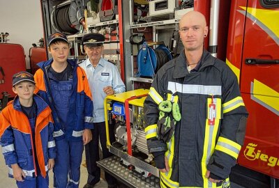 140 Jahre Freiwillige Feuerwehr Niederschmiedeberg und 30 Jahre Jugendfeuerwehr - Yven Schönherr, Leon Hetze, Jürgen und Maunel Schönherr (v.l.) sind drei Generationen einer Familie, die zur Freiwilligen Feuerwehr Niederschmiedeberg gehören. Foto: Jan Görner