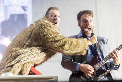 15. Highfield Festival am Störmthaler See hat begonnen - Zwischenzeitlich sorgte Alligatoah mit seiner Mischung aus Hip-Hop, Comedy und Metalleinlagen in einem als Büro angelegten Bühnenbild für eine Auflockerung. Foto: Christian Grube