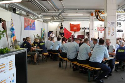 150 Jahre Feuerwehr in Chemnitz Wittgensdorf: Großer Festumzug begeistert - Die Feierlichkeiten begannen am Freitag mit einer internen Veranstaltung, bei der geladene Gäste von 16 bis 19 Uhr in gemütlicher Atmosphäre zusammenkamen.