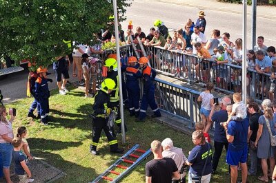 150 Jahre Feuerwehr in Chemnitz Wittgensdorf: Großer Festumzug begeistert - Ein besonderes Highlight des Nachmittags war die Vorführung der Jugendfeuerwehr, bei der eindrucksvoll die Rettung einer Person aus einem Bach simuliert wurde.