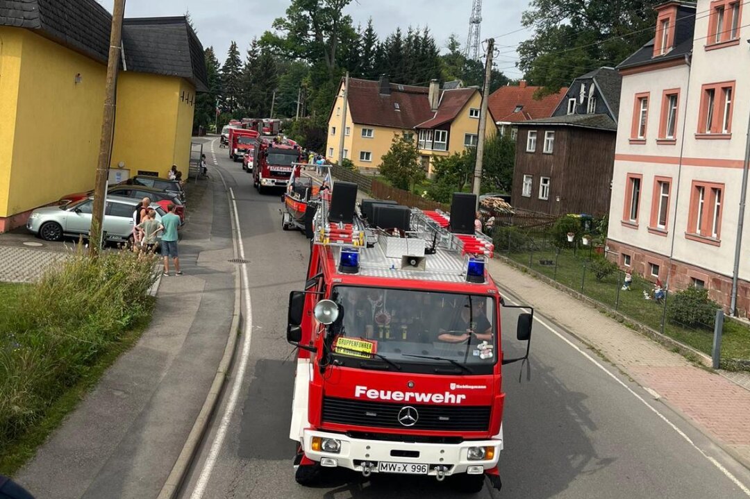 150 Jahre Feuerwehr in Chemnitz Wittgensdorf: Großer Festumzug begeistert - Über 40 Fahrzeuge nahmen daran teil. Auch Feuerwehren aus Nachbargemeinden waren dabei.