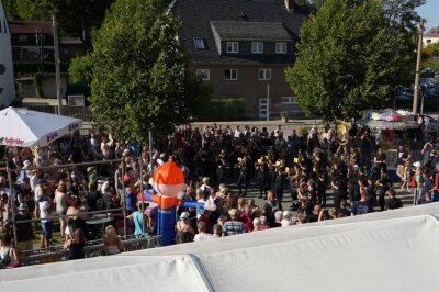 150 Jahre Feuerwehr in Chemnitz Wittgensdorf: Großer Festumzug begeistert - Ab 17:30 Uhr sorgten die Milkauer Schalmeien für musikalische Unterhaltung, bevor der Abend mit einem energiegeladenen Auftritt der Band Sax'n Rock abgerundet wurde.