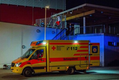 17-Jähriger stürzt 7 Meter von Dach und wird schwer verletzt - Leichtsinn endet gefährlich. Ein 17-Jähriger fiel vom Dach und verletzte sich schwer. Foto: xcitepress