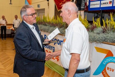 1862 Siege in 70 Jahren: Venusberger Radsportverein feiert Jubiläum - Vom Kreissportbund überbrachte Frank Vogel Grüße und Auszeichnungen. Foto: Verein