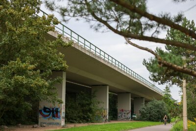 19 Brücken drohen ähnliche Schäden wie an Carolabrücke - Die Agra-Brücke in Markkleeberg gehört zu den Brücken, die mit hoher Priorität geprüft werden. (Archivbild)