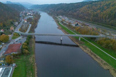 19 Brücken drohen ähnliche Schäden wie an Carolabrücke - Die 270 m lange Elbbrücke in Bad Schandau wurde vor fast zwei Wochen gesperrt. (Archivbild)