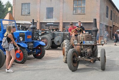 190 Teilnehmer beim Bulldog-und Nutzfahrzeug-Treffen in Niederwürschnitz - Beim Bulldog-, Schlepper- und Nutzfahrzeug-Treffen zählte man 190 Teilnehmer - vorn Links William Günther aus Zwönitz. Foto: Ramona Schwabe