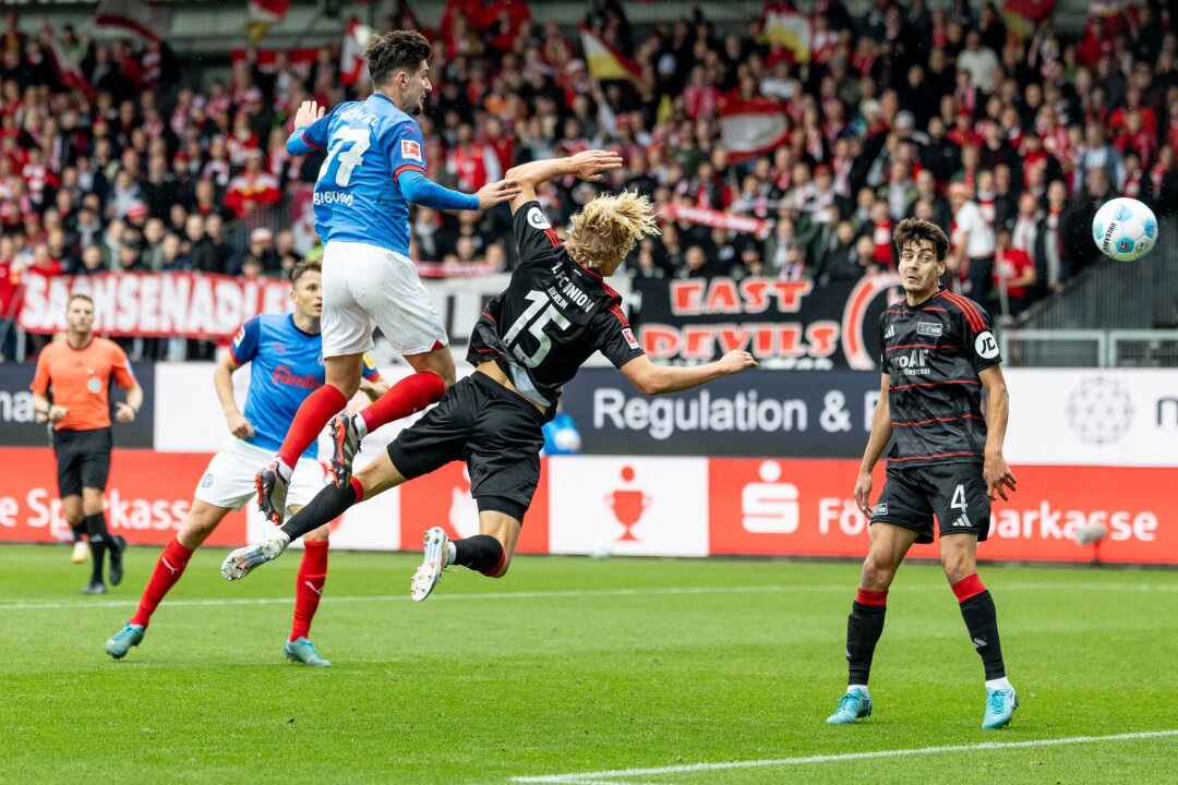 2:0 bei Rothe-Rückkehr in Kiel: Union siegt wieder auswärts - Berlins Tom Rothe (3. v. l.) leitete das 1:0 der Berliner in Kiel ein.