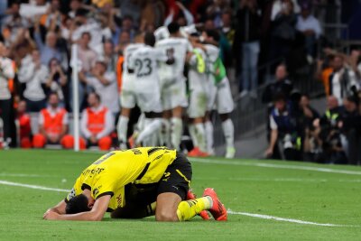 2:0-Führung verspielt: Dortmund verliert 2:5 bei Real Madrid - Ramy Bensebaini und seine Dortmunder Teamkollegen müssen sich nach einem famosen Start am Ende doch ärgern.