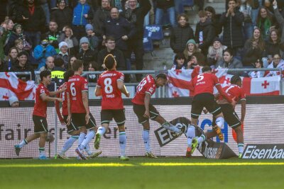 2:1 gegen den KSC: Hannover 96 neuer Tabellenführer - Hannover 96 jubelt über die Tabellenführung in der 2. Bundesliga.