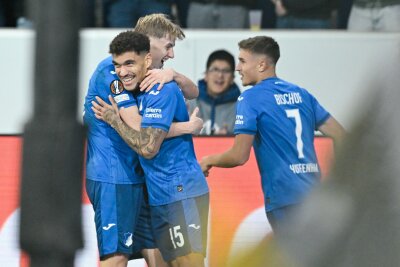 2:2 gegen Lyon: Verrückte Nachspielzeit in Hoffenheim - Torjubel bei Hoffenheims Valentin Gendrey (M).