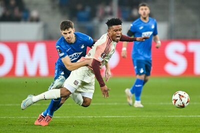 2:2 gegen Lyon: Verrückte Nachspielzeit in Hoffenheim - Hier geblieben: TSG-Abwehrchef Anton Stach räumt hinten auf.