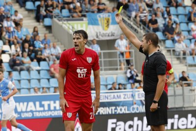 2:3-Pleite gegen Babelsberg: Ex-Kapitän Frahn schießt den CFC ab - Gelbe Karte für den SV Babelsberg 03. Foto: Harry Härtel