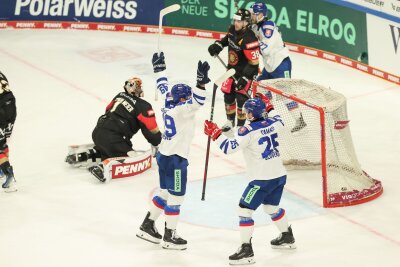 2:6 gegen Slowakei: DEB-Team enttäuscht bei Deutschland Cup -  Samuel Takac sorgte für das erste Tor der Slowaken gegen Deutschland.