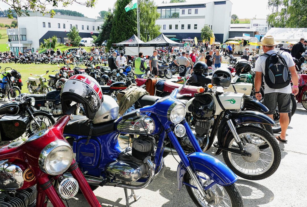 2. Sommertreffen: Drei Finnen erobern auf ihren MZ das Erzgebirge - Das Veranstaltungsgelände im Areal der Firma Klädtke Maschinenbau war am Samstag brechend voll. Foto: Andreas Bauer