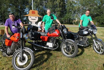 2. Sommertreffen: Drei Finnen erobern auf ihren MZ das Erzgebirge - Aus Finnland waren Jussi Ronkainen, Seppo Kankola und Karri Tuovinen (von links) auf ihren MZ angereist. Foto: Andreas Bauer