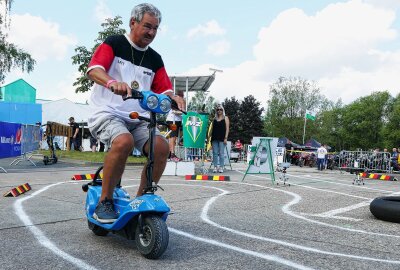 2. Sommertreffen: Drei Finnen erobern auf ihren MZ das Erzgebirge - Beim Charly-Cup galt es, auf dem kultigen E-Roller einen Parcours zu meistern. Foto: Andreas Bauer