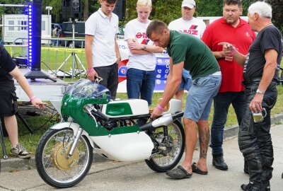 2. Sommertreffen: Drei Finnen erobern auf ihren MZ das Erzgebirge - Zu bestaunen waren auch historische Rennmaschinen. Foto: Andreas Bauer