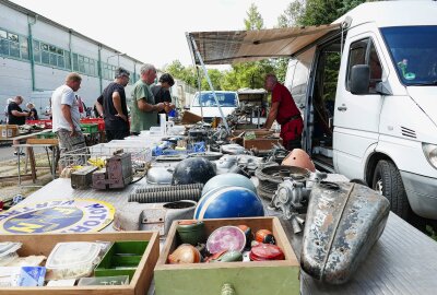 2. Sommertreffen: Drei Finnen erobern auf ihren MZ das Erzgebirge - Zum Programm gehörte auch ein großer Teilemarkt. Foto: Andreas Bauer