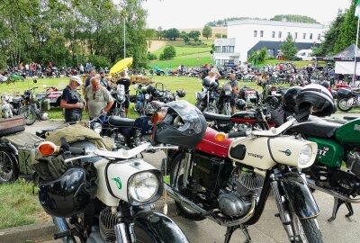 2. Sommertreffen: Drei Finnen erobern auf ihren MZ das Erzgebirge - Neben vielen MZ-Maschinen waren auch andere Motorräder zu bestaunen, denn das Sommertreffen ist markenoffen. Foto: Andreas Bauer