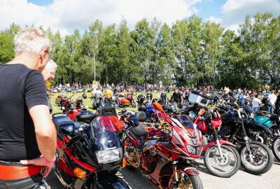 2. Sommertreffen: Drei Finnen erobern auf ihren MZ das Erzgebirge - Die Zahl der Teilnehmer übertraf die des Vorjahres (650) deutlich. Foto: Andreas Bauer