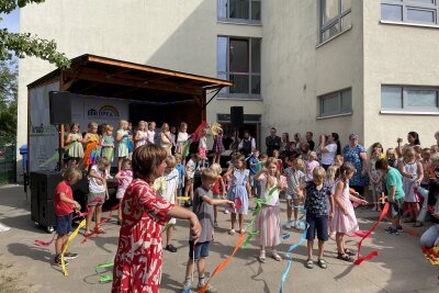 20 Jahre Bildungsstark: Die DPFA-Regenbogen-Grundschule feiert Jubiläum - Erstklässler beim Singen des Regenbogenliedes anlässlich der Jubiläumsfeier zum 20-jährigen Bestehen der DPFA-Regenbogen-Grundschule in Eckersbach