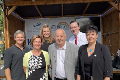 20 Jahre Bildungsstark: Die DPFA-Regenbogen-Grundschule feiert Jubiläum - Zur Jubiläumsfeier zusammengekommen: Jörg Hempel (Fördervereinsvorsitzer), Petra Hlubek (Hortleiterin), Constance Arndt (Oberbürgermeisterin), Prof. Clauß Dietz (DPFA-Gründer), Rudolf Bechauf (Schulleiter) und Catrin Liebold (DPFA-Chefin) - v.l.n.r.