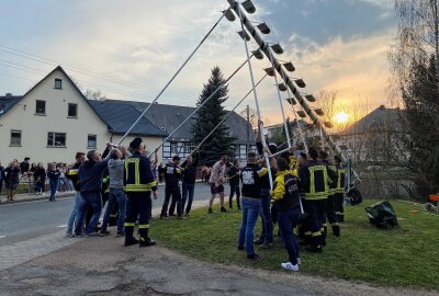 20. Maibaumsetzen: "Schönste Woche des Jahres" in Oberbobritzsch startet - Impression vom Maibaumsetzen. Foto: Gemeinde Bobritzsch-Hilbersdorf/Archiv