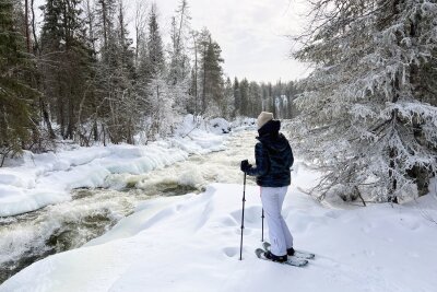 20 Stunden dunkel: Warum der Winter im Norden dennoch lohnt - Auf den Schneeschuhen erreicht man Orte, die sonst nur schwer zugänglich sind.