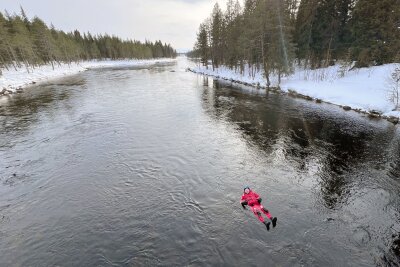 20 Stunden dunkel: Warum der Winter im Norden dennoch lohnt - Floating auf dem Fluss Kiveskoski: Hoffentlich halten die Anzüge im kalten Wasser dicht.