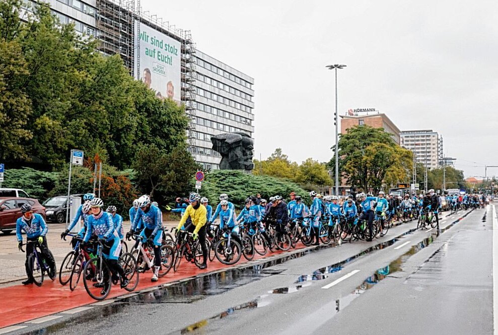 200 Teilnehmer setzen Zeichen bei internationaler Friedensfahrt - Am Karl- Marx- Monument an der Brückenstraße können sich Hobbyfahrer dem Peleton anschließen, um gemeinsam zum Ziel am Eissportkomplex zu fahren. Foto: Harry Härtel