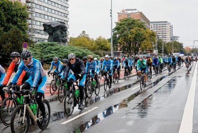 200 Teilnehmer setzen Zeichen bei internationaler Friedensfahrt - Etwa 200 Menschen nahmen daran teil. Foto: Harry Härtel