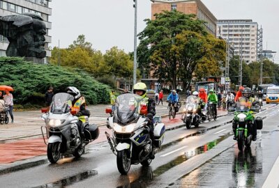 200 Teilnehmer setzen Zeichen bei internationaler Friedensfahrt - Die Polizei begleitete das Ganze. Foto: Harry Härtel